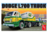 AMT maquette camion 1368 Camion Dodge L700 1966 avec remorque de course à plateau 1/25